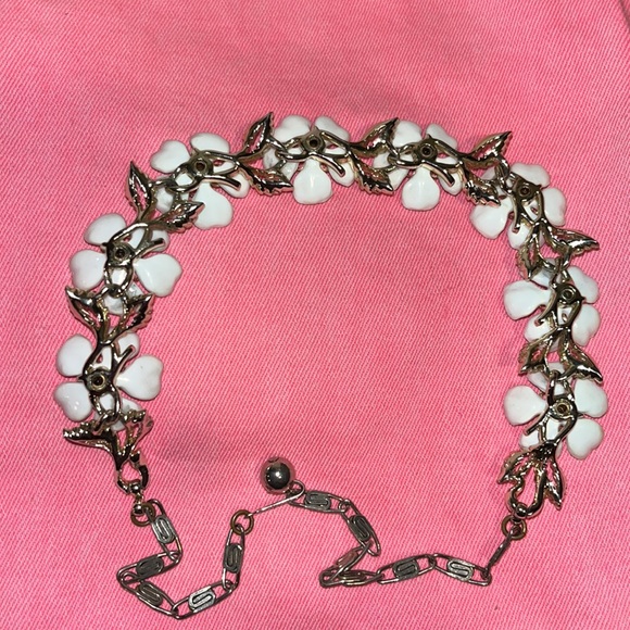 Vintage silvertone Listner Floral Necklace w/ white petals & rhinestone centers - Picture 2 of 9